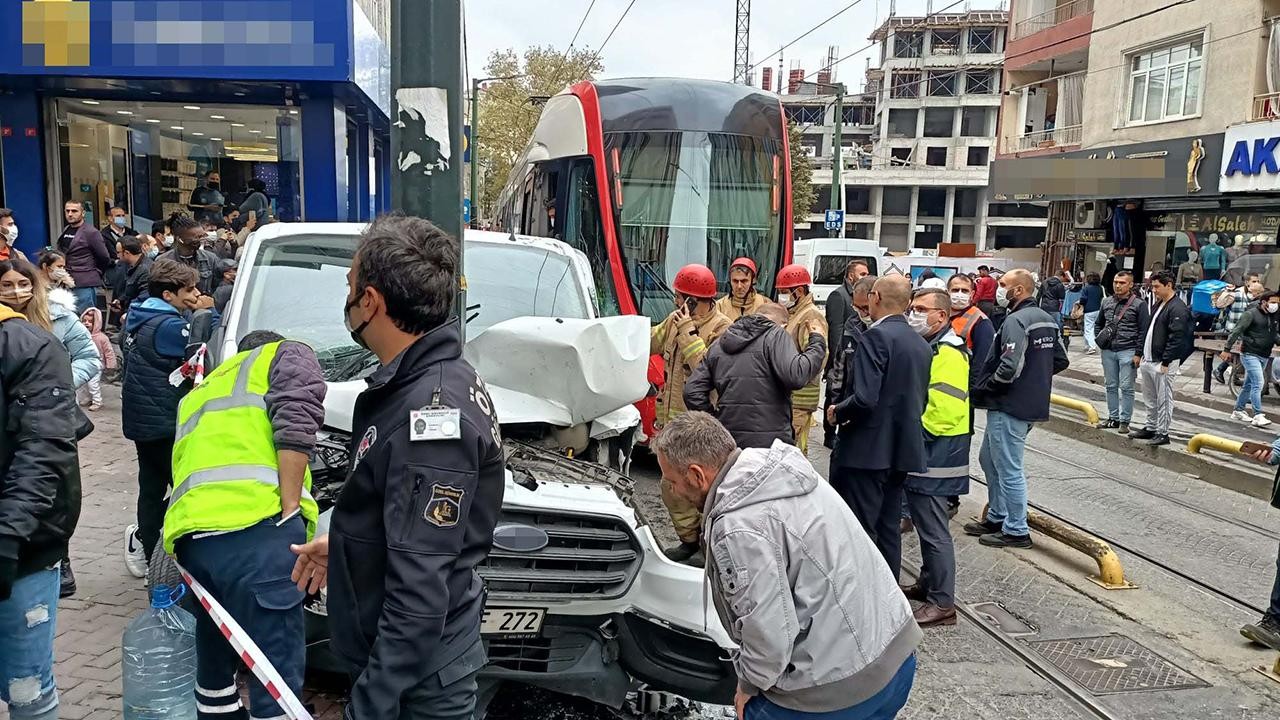 İstanbul'da tramvay ile araç çarpıştı