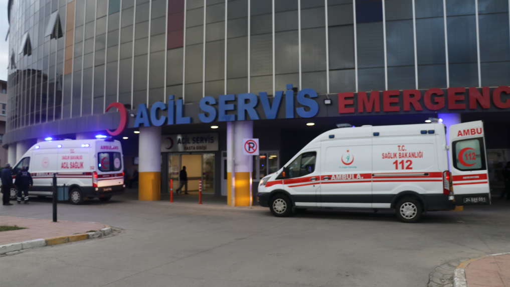 Erzincan'da midibüs devrildi: 21 kişi yaralandı