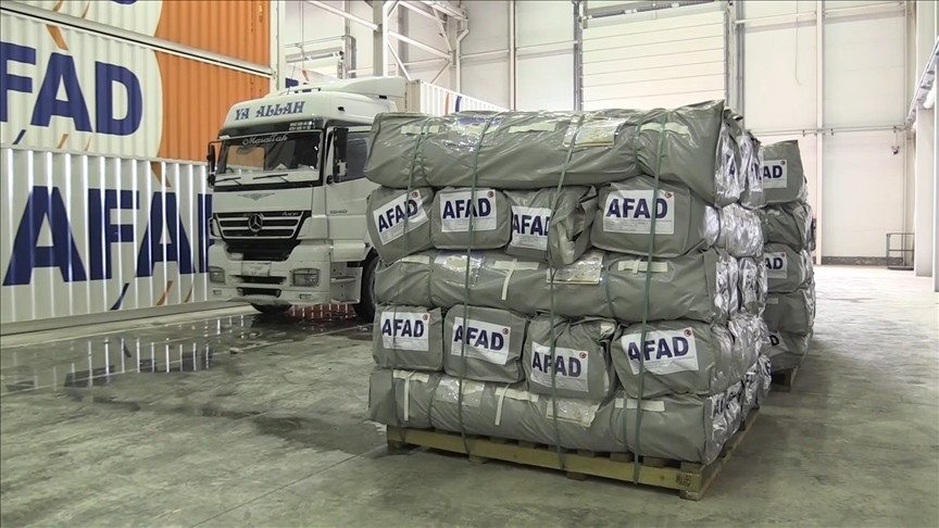 AFAD'ın Muş'taki lojistik deposundan yardım malzemeleri gönderiliyor