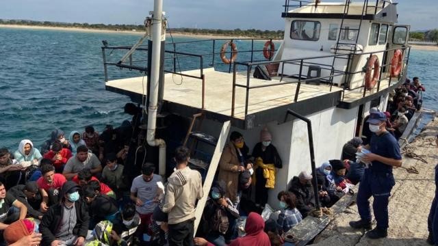 Bozcaada'da 251 düzensiz göçmen yakalandı