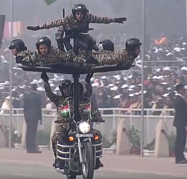 Hindistan'da askeri geçit töreni alay konusu oldu