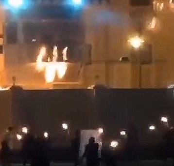 Bahreyn sokaklarda! İsrail büyükelçiliği ateşe verildi