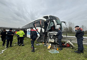 Yolcu otobüsü bariyerlere çarptı: 9 kişi yaralandı