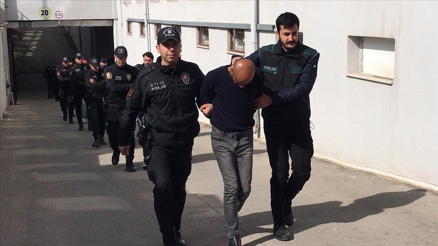 Adana'da uyuşturucu operasyonu: 77 zanlı adliyede