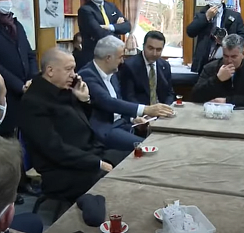 Cumhurbaşkanı Erdoğan kıraathanede vatandaşlarla sohbet etti