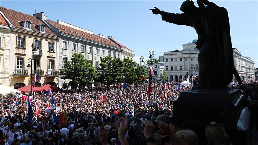 Polonya'daki protestoya 500 bin kişi katıldı