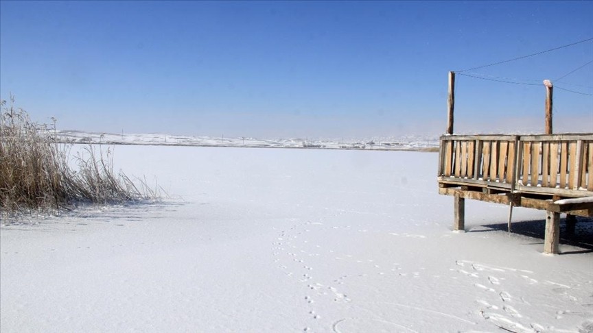 Sivas'ta Hafik Gölü'nün yüzeyi kısmen buz tuttu