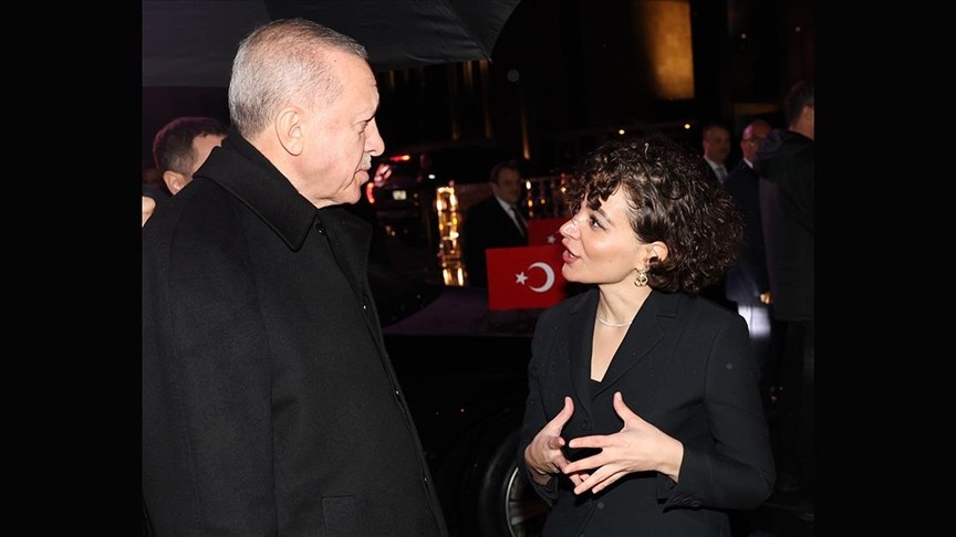 Cumhurbaşkanı Erdoğan Londra Bienali'nde "Public Award" kazanan eseri AKM'de inceledi