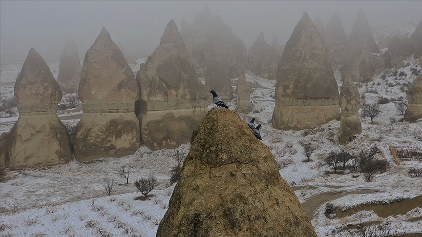 Kapadokya'da kar ve sis turistleri büyüledi