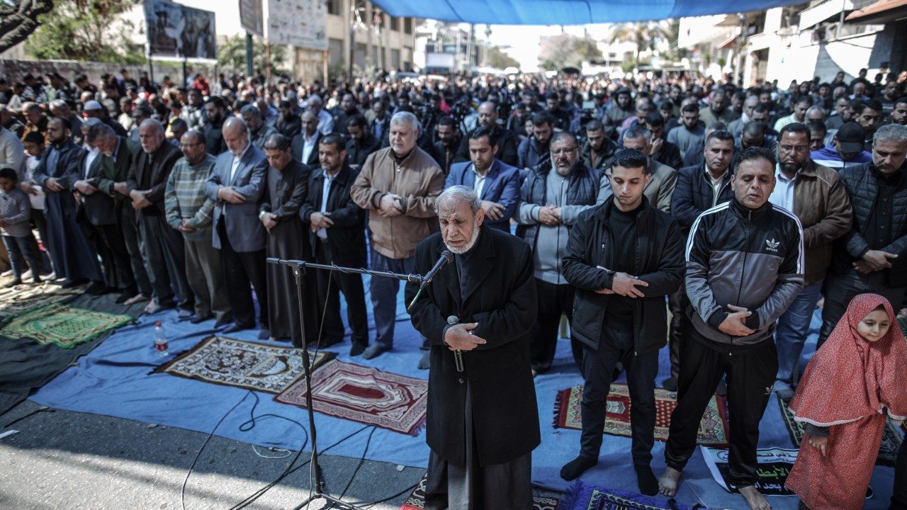 Gazzeliler, Filistinliler için Kızılhaç önünde cuma namazı kıldı