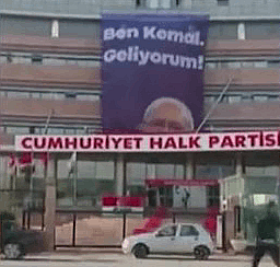 CHP'ye asılan 'Ben Kemal geliyorum' pankartı indirildi