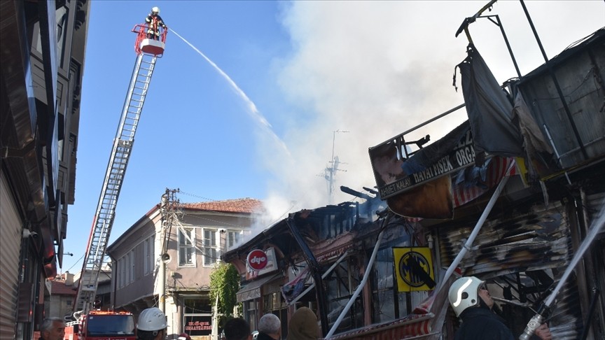 Afyonkarahisar'da yangın: 15 iş yeri kullanılamaz hale geldi