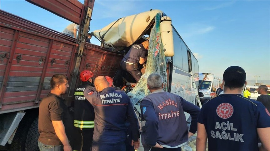 Manisa'da işçi otobüsüyle kamyonun çarpıştı