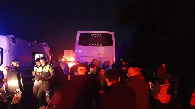 Çok sayıda yaralı var! AK Partilileri taşıyan otobüs tıra çarptı