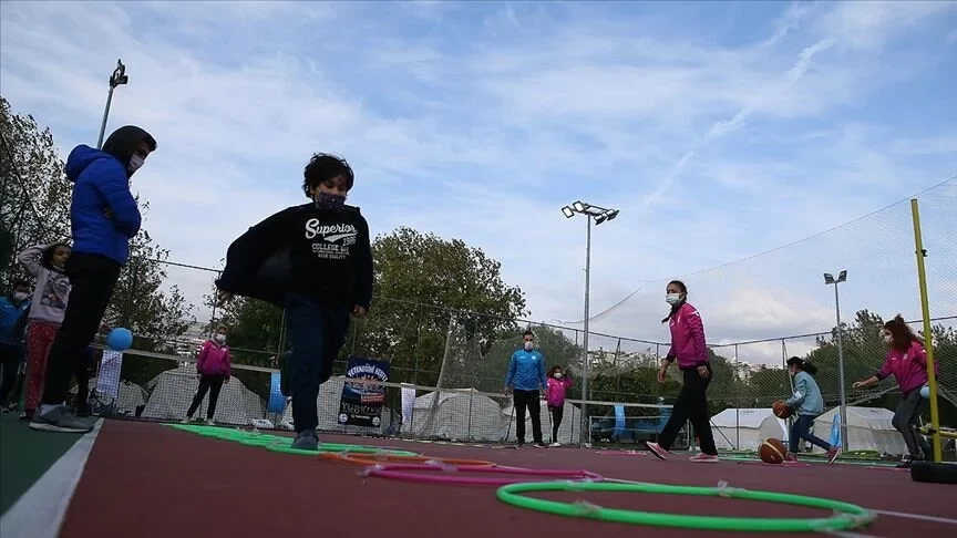 Depremzede çocuklar, Gençlik ve Spor Bakanlığının malzeme desteğiyle spor yapıyor