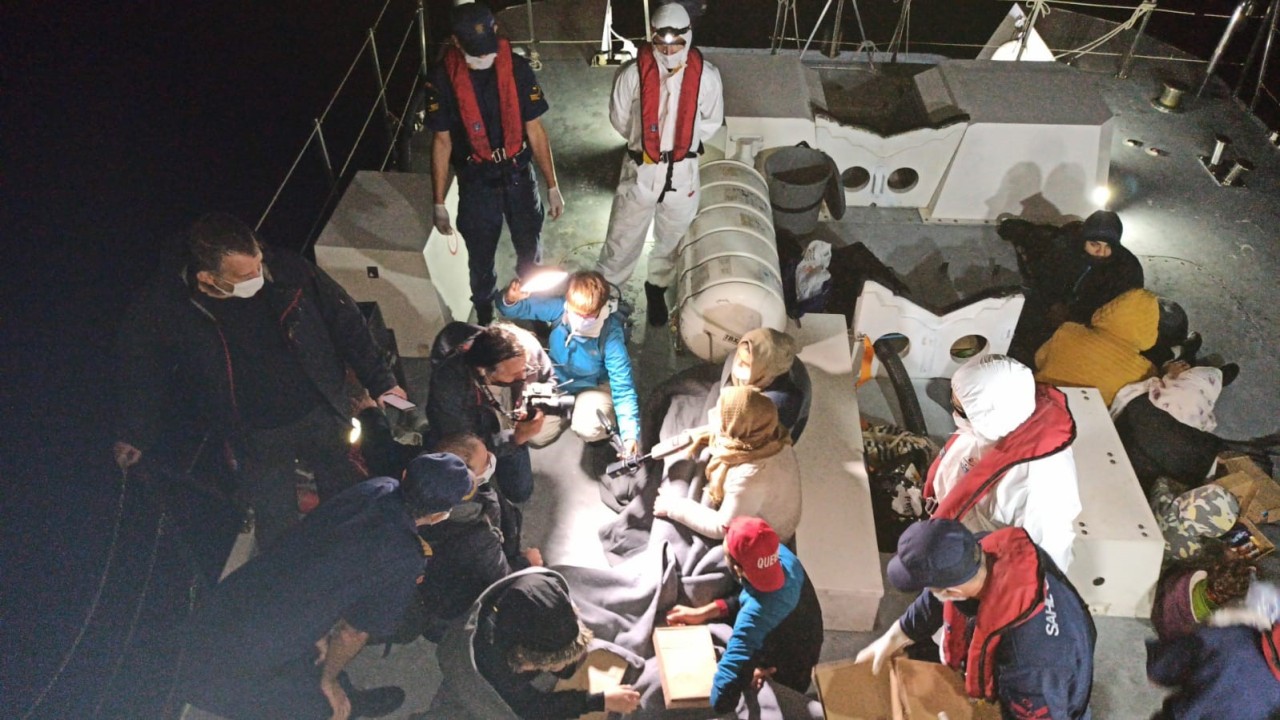 Muğla'da Türk kara sularına itilen 18 sığınmacı kurtarıldı