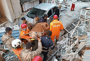Marmara Üniversitesi kurtarma ekibi 5 kişiyi enkazdan çıkardı