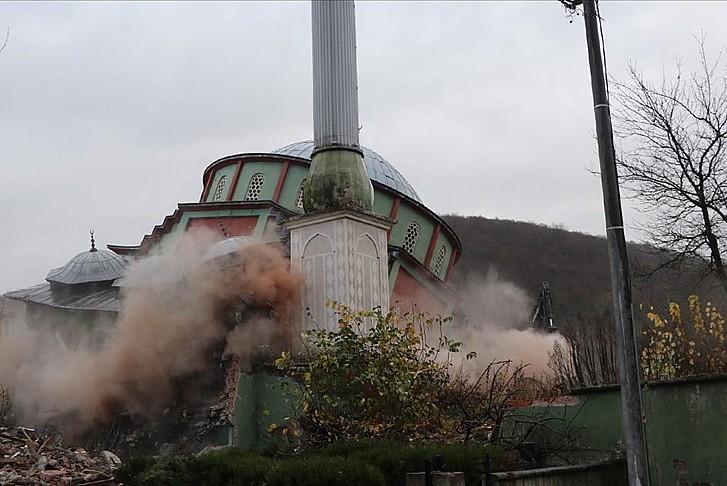 Depremde hasar gören Sarıdere Köyü Camisi yıkılıyor