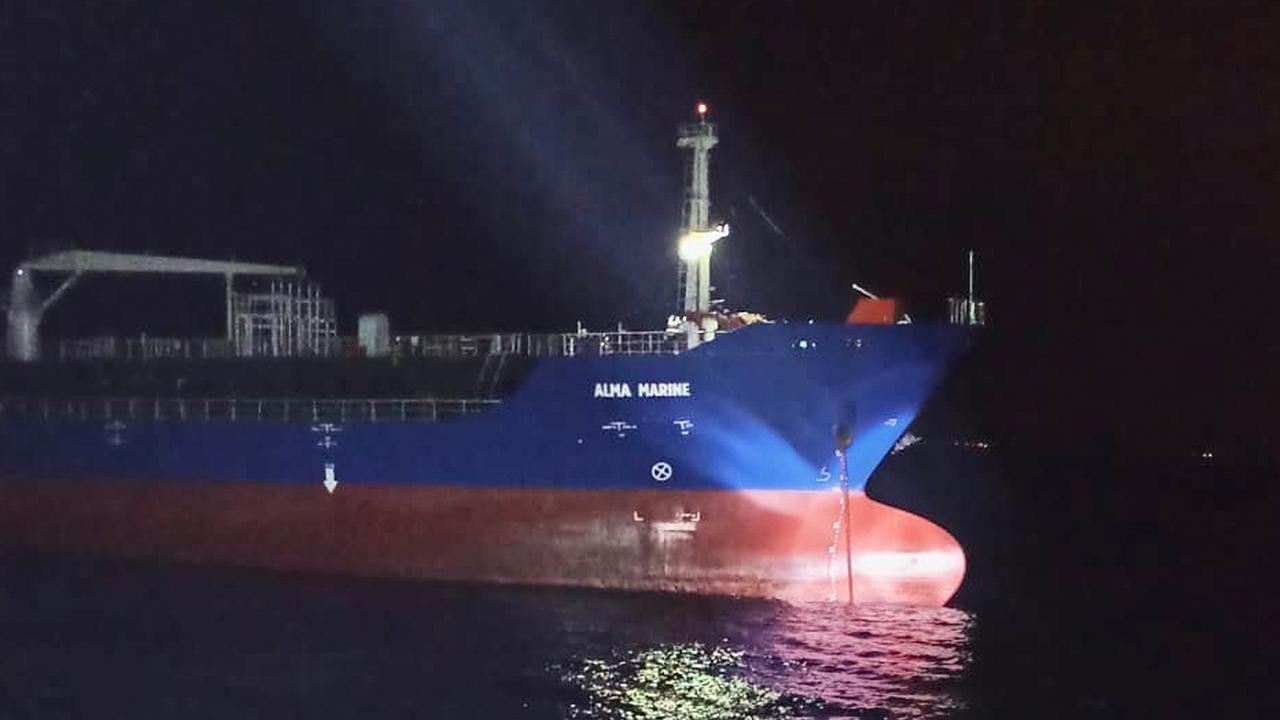 Çanakkale Boğazı'nda arızalanan gemi Karanlık Liman'a götürüldü