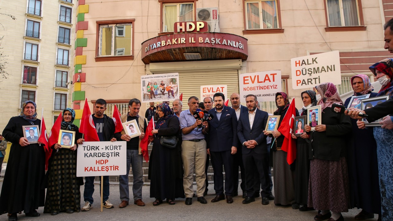 Ağrı Belediye Başkanı Savcı Sayan Diyarbakır annelerini ziyaret etti
