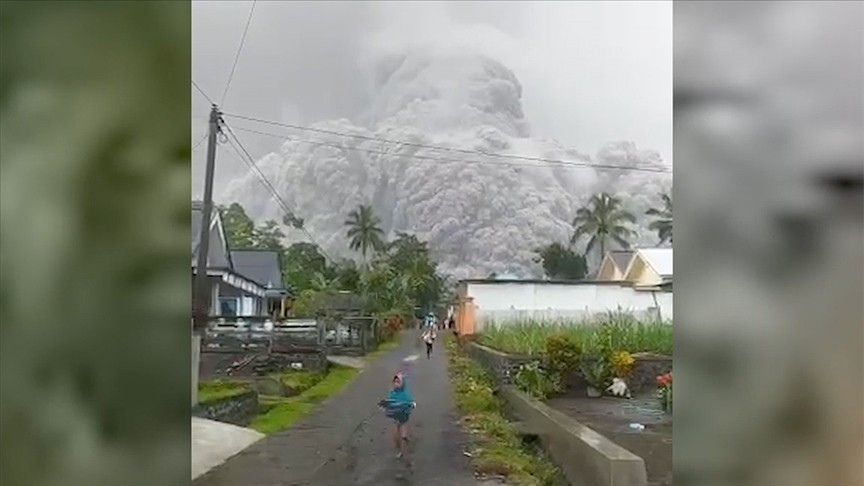 Endonezya'da yanardağda patlama