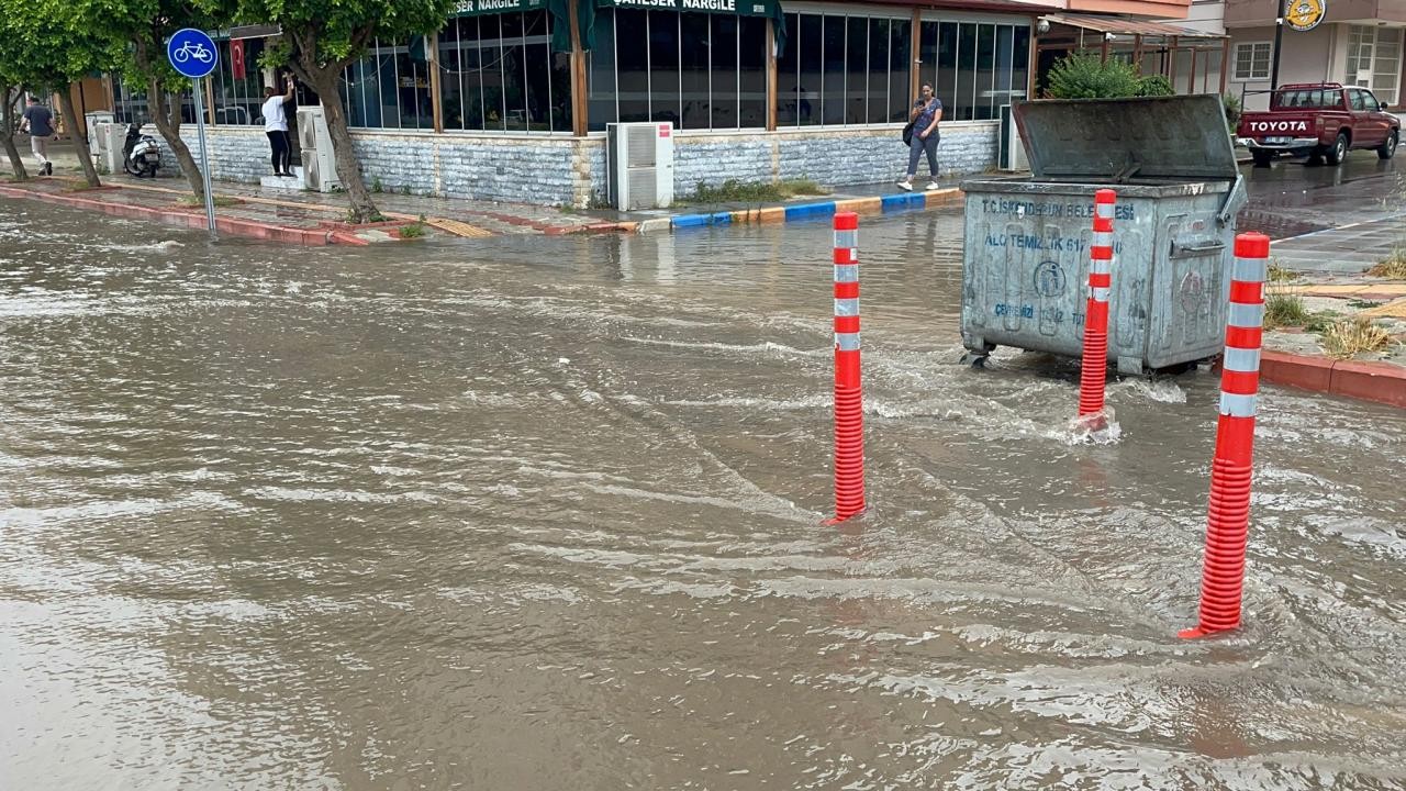Bingöl'de sağanak sebebiyle ev ve iş yerlerini su bastı