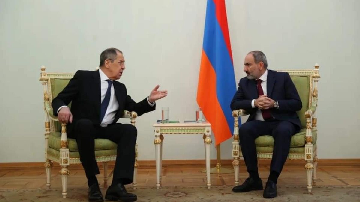 Rusya-Ermenistan görüşmesinde bayrak krizi!