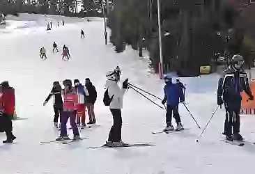 İranlı turistler nevruz tatilini Sarıkamış'ta kayak yaparak geçiriyor
