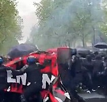Fransız polisi Paris'te 1 Mayıs için yürüyenlere acımadı