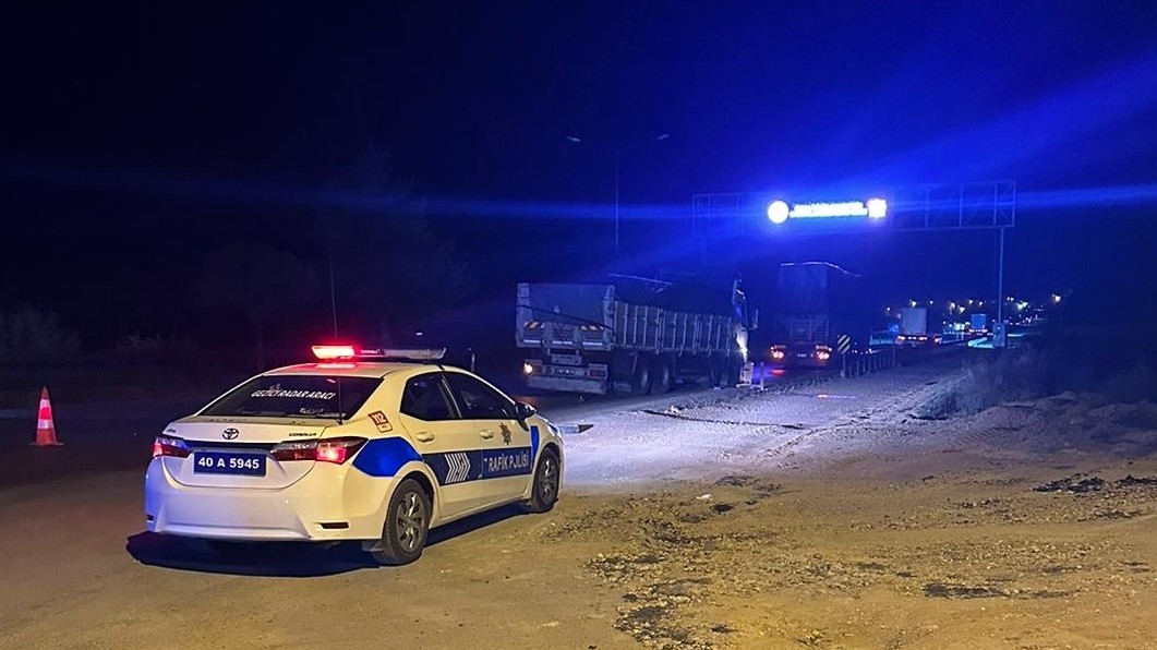 Kırşehir'de kamyon ile otomobilin çarpıştığı kazada 1 kişi öldü, 4 kişi yaralandı