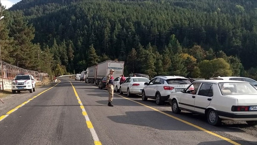 Türkgözü-Posof-Damal yolunda trafikte aksama yaşandı