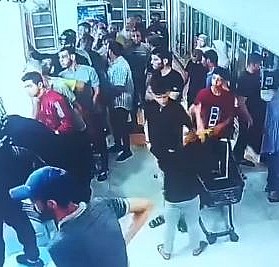 İsrail Gazze'deki bir marketi bombaladı