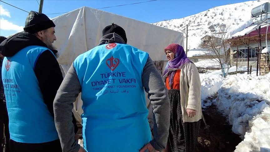 Türkiye Diyanet Vakfı deprem bölgelerinde 50 bin Kur'an-ı Kerim dağıttı