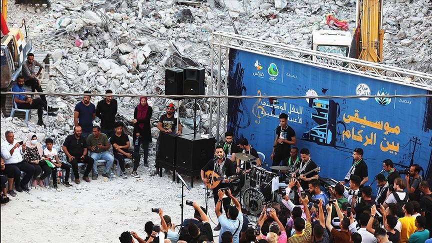 Filistinli müzik grubu, enkaz üzerinde konser verdi