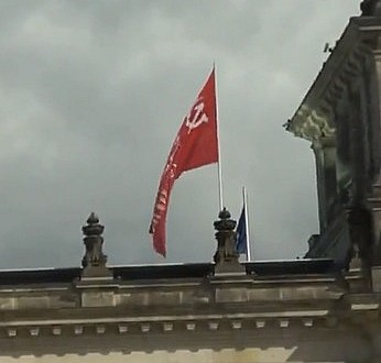 Oyun sahnesi değil gerçek: Reichstag'ta Sovyet bayrağı asıldı