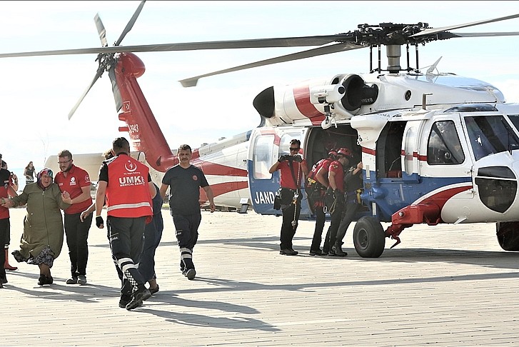 Sel bölgesindeki hastalar helikopterle taşınıyor