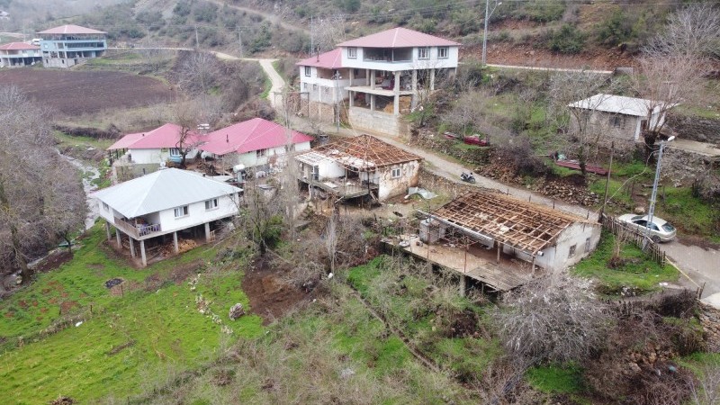 Deprem esnasında kopan kayaların zarar verdiği köydeki 27 ev boşaltıldı