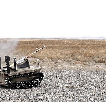 Türkiye'de üretilen mini robot tank araç füze attı