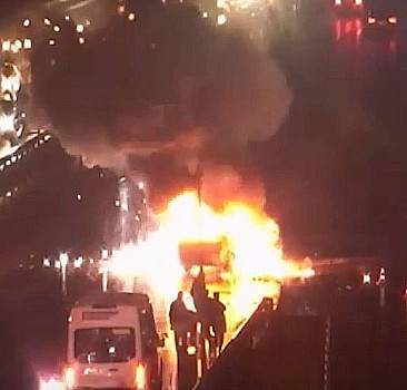 15 Temmuz Şehitler Köprüsünde yanan otomobil kül oldu