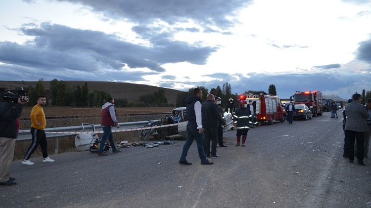 Konya'da tarım işçilerini taşıyan minibüs ile otomobil çarpıştı: 1 ölü, 15 yaralı
