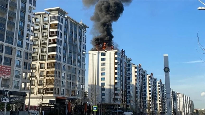 Diyarbakır'da bir binanın çatısında yangın
