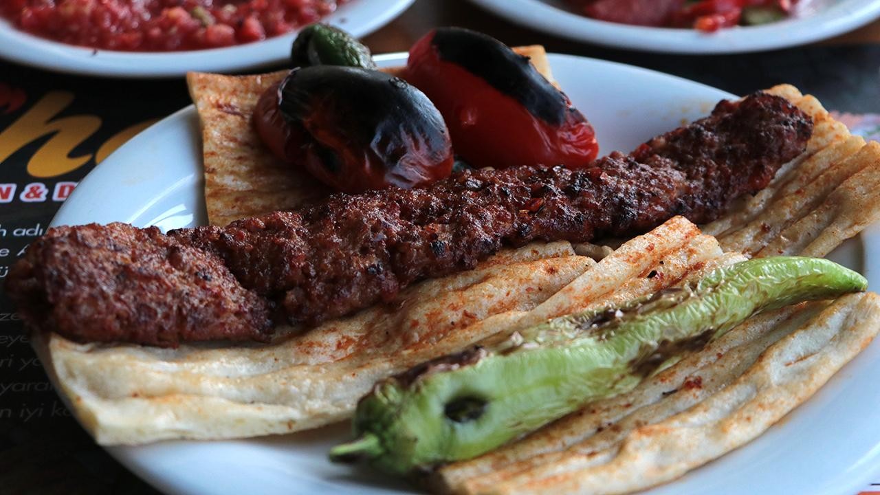 Aşırı sıcaklar Adana'da kebaba ilgiyi kesmedi