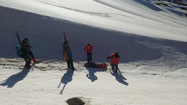 Tırmanışta ayağı burkulan kayakçıyı AFAD kurtardı