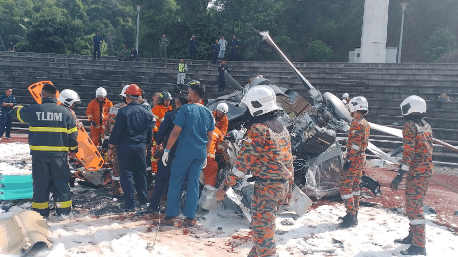 Malezya'da 2 askeri helikopterin çarpıştı