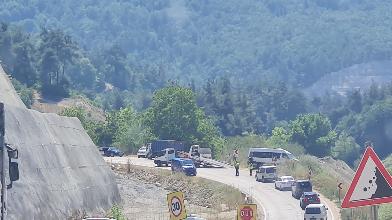 Bursa'da minibüs ile kamyonun çarpıştığı kazada 1 kişi öldü, 5 kişi yaralandı