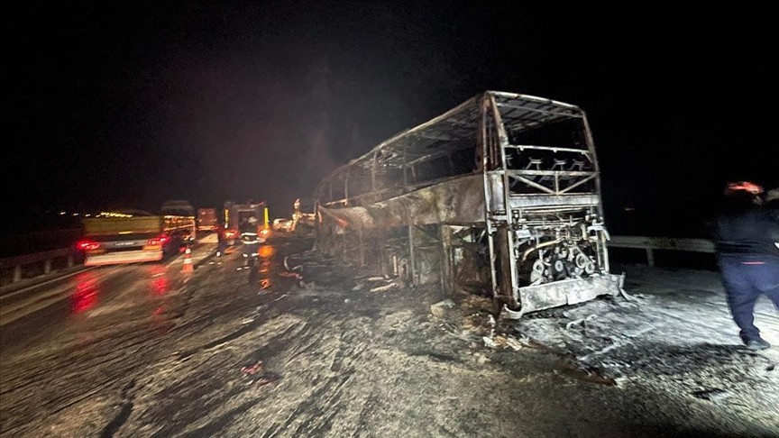 Mersin'de otobüs tıra çarptı: 3 ölü, 23 yaralı