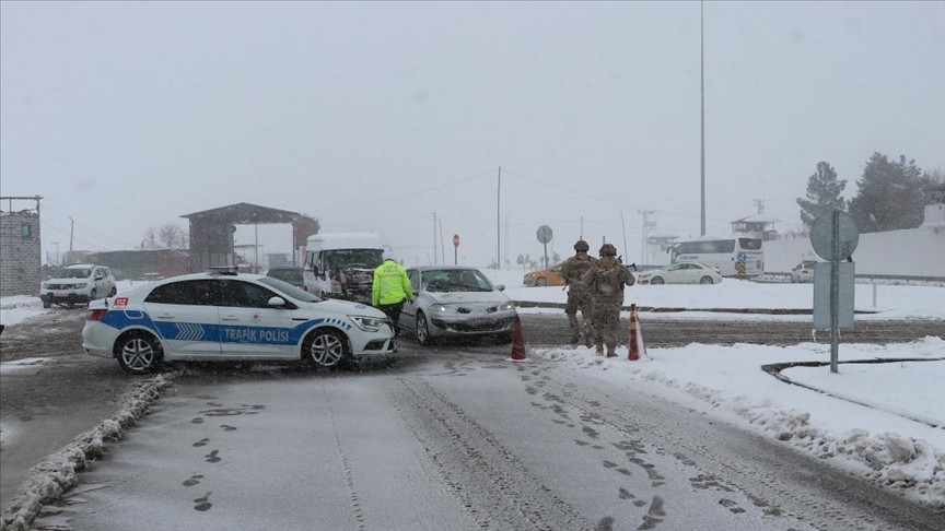 Şanlıurfa-Diyarbakır kara yolu ulaşıma kapatıldı