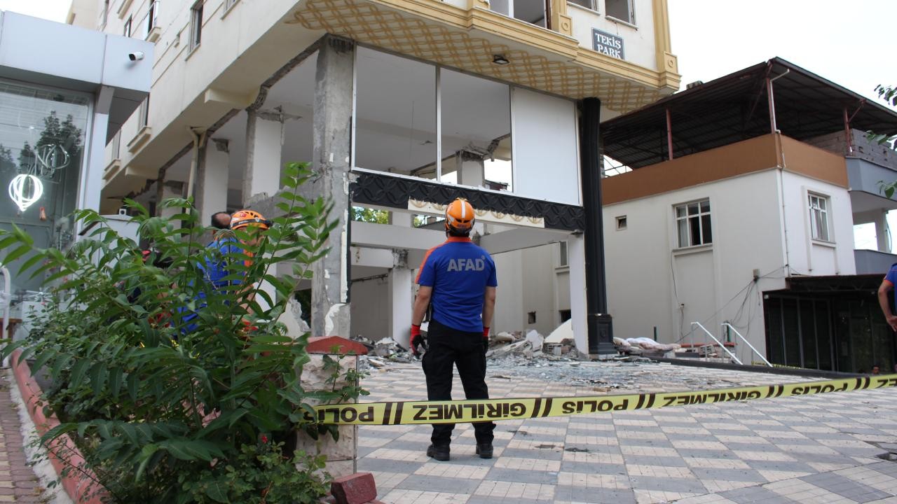 Kahramanmaraş'ta ağır hasarlı binadaki asansörün düştü