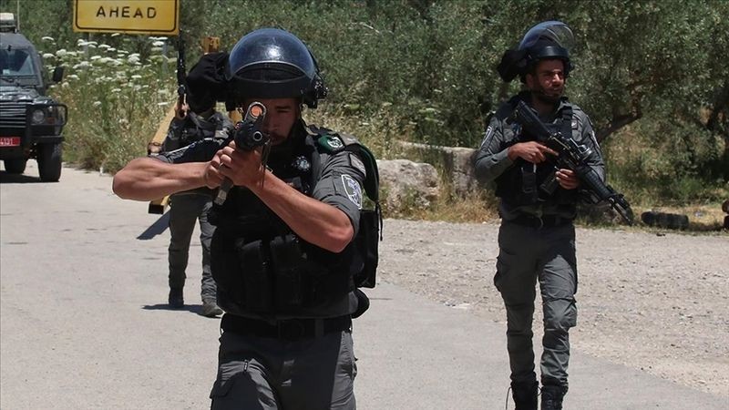 İşgal güçleri Filistinlileri darbetti, 2 gazeteciyi gözaltına aldı