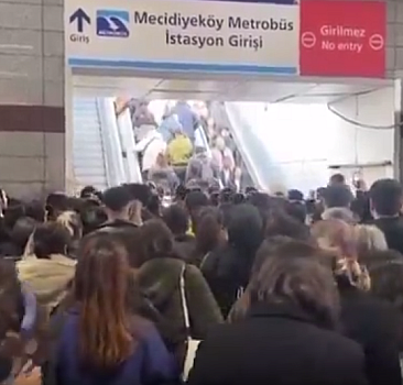 Metrobüs durağında feci kaza: Vatandaşlar çevreye savruldu